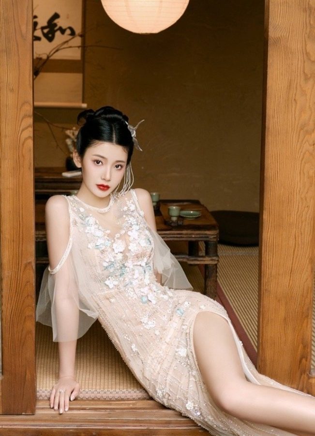 王星辰拍摄日本风格写真，穿高开叉美裙大秀长腿（第2张/共6张）