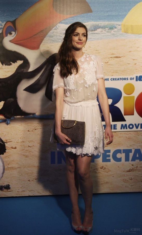 电影明星安妮·海瑟薇美腿穿防水台高跟宣传电影（第2张/共3张）