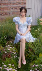 虞书欣穿一条低胸公主裙在花园里秀她白皙的少女腿（第1张/共10张）