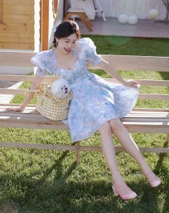 虞书欣穿一条低胸公主裙在花园里秀她白皙的少女腿（第3张/共10张）