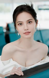 姜珮瑶参加上海电视节穿一袭低胸礼服优雅性感（第6张/共12张）