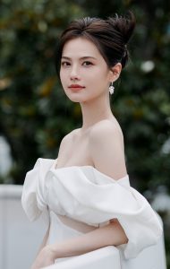 姜珮瑶参加上海电视节穿一袭低胸礼服优雅性感（第4张/共12张）