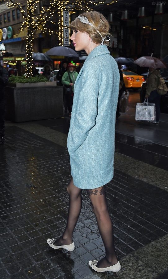 Taylor Swift腿穿黑丝雨中街拍（第7张/共7张）