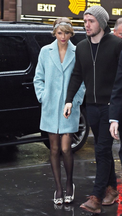 Taylor Swift腿穿黑丝雨中街拍（第4张/共7张）