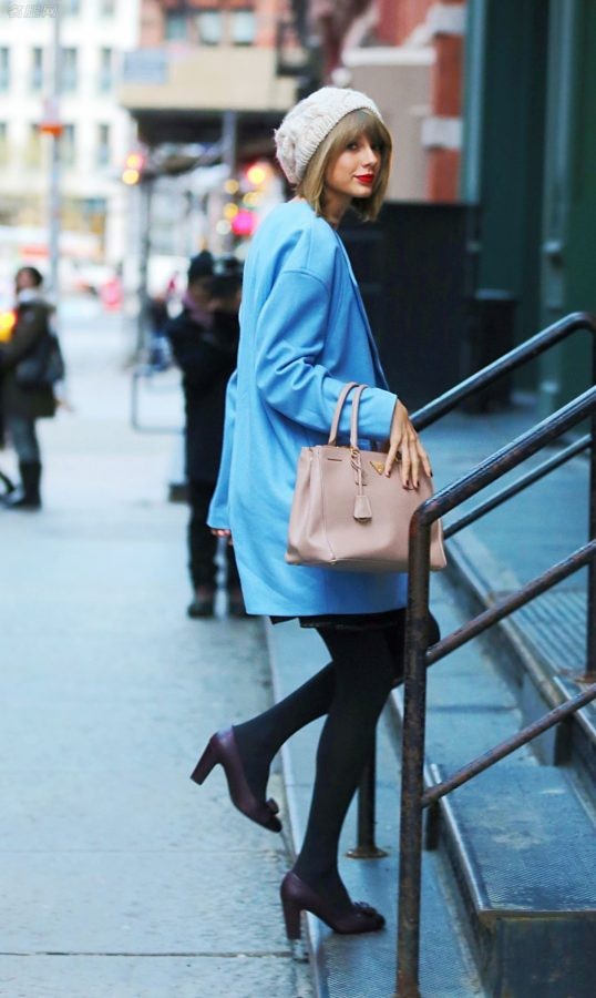 Taylor Swift寒冷冬日出门腿穿保暖黑袜（第8张/共25张）