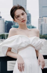 姜珮瑶参加上海电视节穿一袭低胸礼服优雅性感（第5张/共12张）