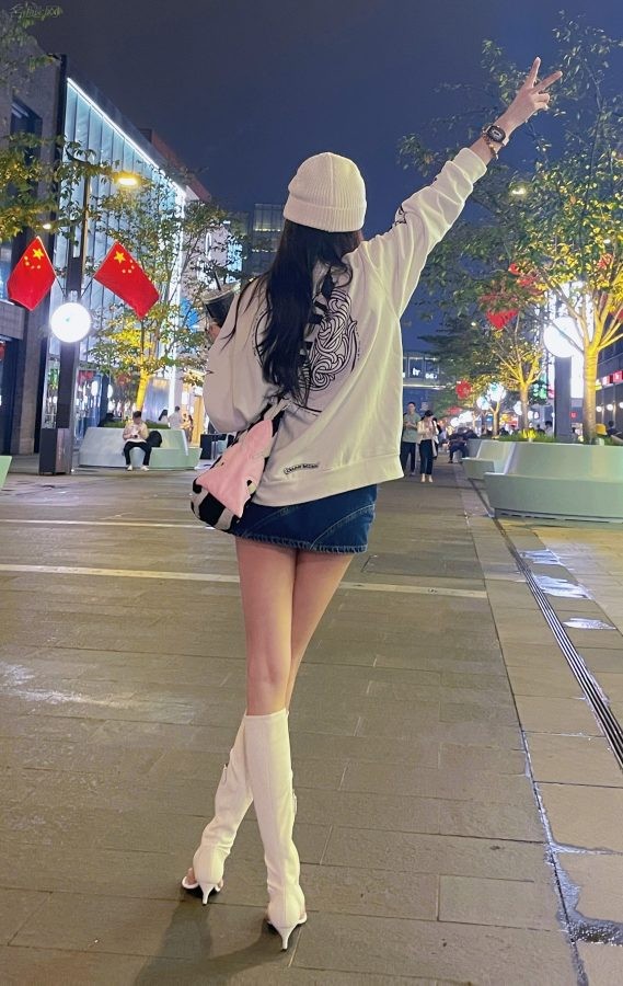 美少女吴宣仪在夜晚城市里展示她细白的美腿（第2张/共4张）