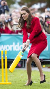 Kate Middleton腿穿肉丝高跟参加体育活动打板球（第7张/共33张）