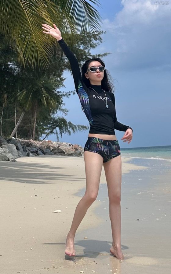 李凯馨在热带海滩穿泳装大秀长腿玉足（第6张/共8张）