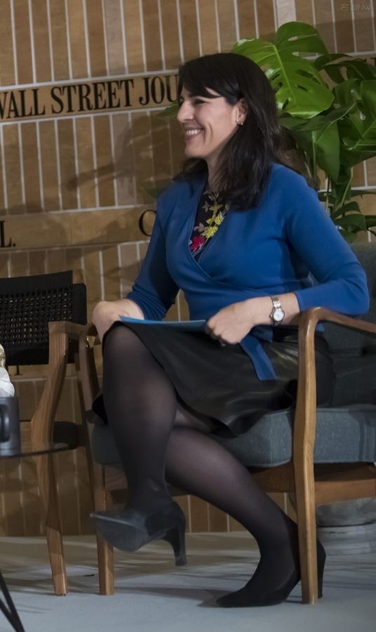 《华尔街日报》女主管Nikki Waller在CEO会议上翘起黑丝腿（第5张/共8张）