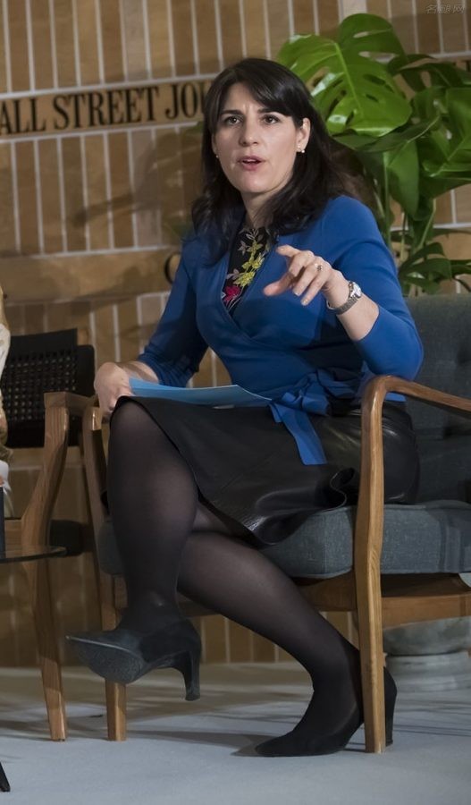 《华尔街日报》女主管Nikki Waller在CEO会议上翘起黑丝腿（第1张/共8张）