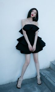 毛晓彤穿一条黑色抹胸短裙美腿白皙曲线动人（第2张/共10张）