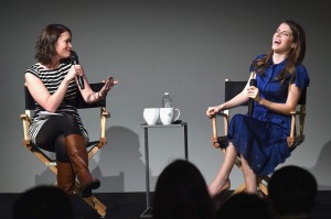 好吧不太知名的美国演员Anna Kendrick翘腿露细高跟鞋底（第1张/共18张）