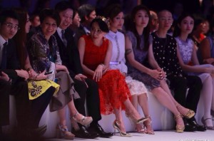 熟女刘嘉玲的高跟鞋脚背看了就想LOL（第3张/共8张）