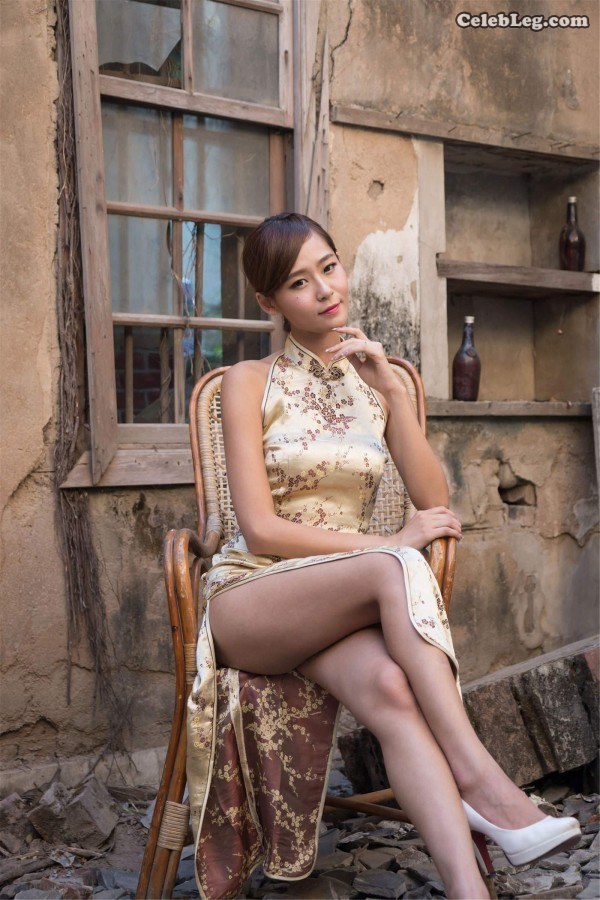 腿模小雪庄温妮穿旗袍在废弃的院落里展示长腿（第3张/共17张）