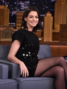 长腿女神Anne Hathaway安妮·海瑟薇访谈节目性感黑丝坐姿（第10张/共26张）