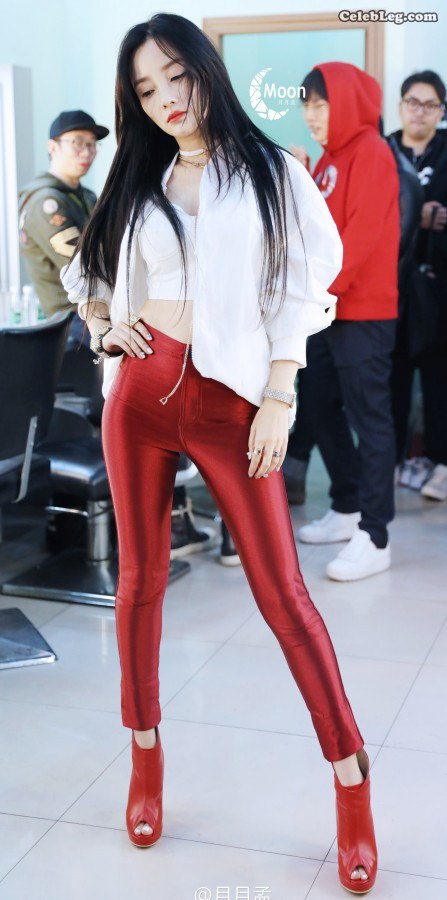 李小璐美腿穿着这条红色紧身皮裤真的简直了（第2张/共9张）