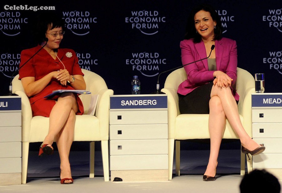 Facebook的Sheryl Sandberg与财新传媒胡舒立同台秀高跟（第1张/共4张）