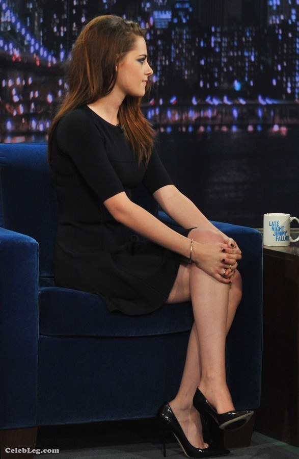 暮光女Kristen Stewart脱口秀节目脱掉高跟鞋（第3张/共12张）