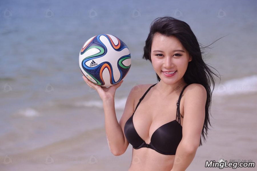 樊玲穿泳装玩海滩足球上围傲人（第11张/共14张）