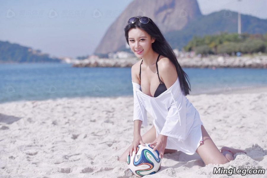 樊玲穿泳装玩海滩足球上围傲人（第14张/共14张）