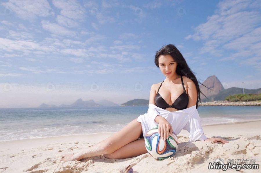 樊玲穿泳装玩海滩足球上围傲人（第7张/共14张）