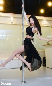 T-ara成员朴智妍美腿玉足大跳钢管舞（有gif动图）（第2张/共38张）