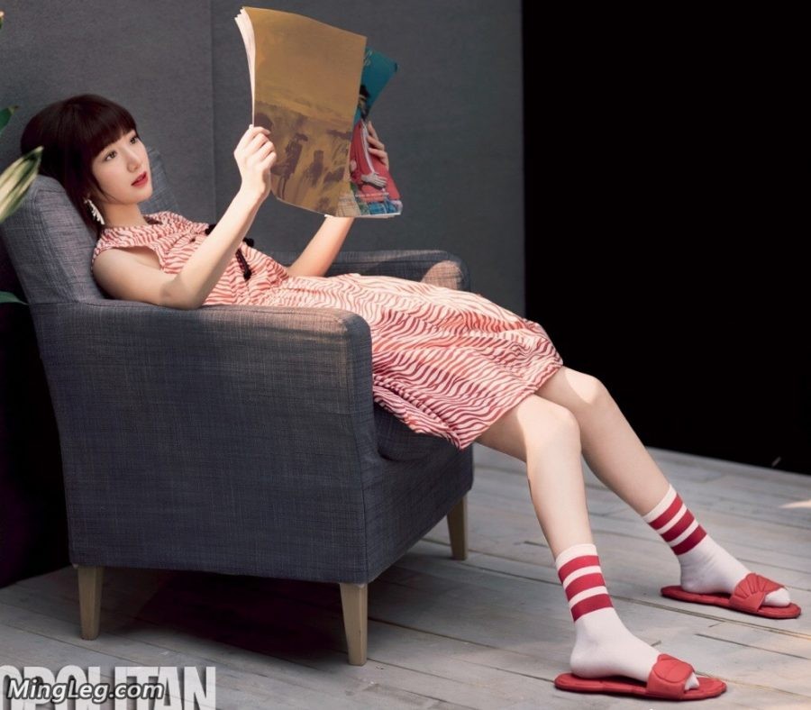 短头发少女毛晓彤躺在沙发里秀棉袜脚有喜欢的吗（第2张/共3张）