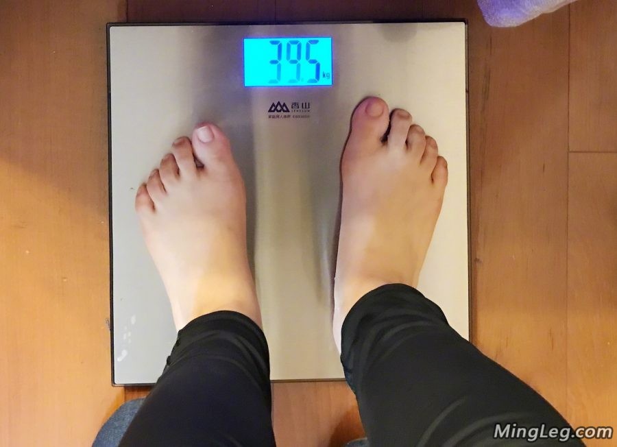 冯提莫吃完东西量体重39.5小脚丫可爱（第3张/共3张）