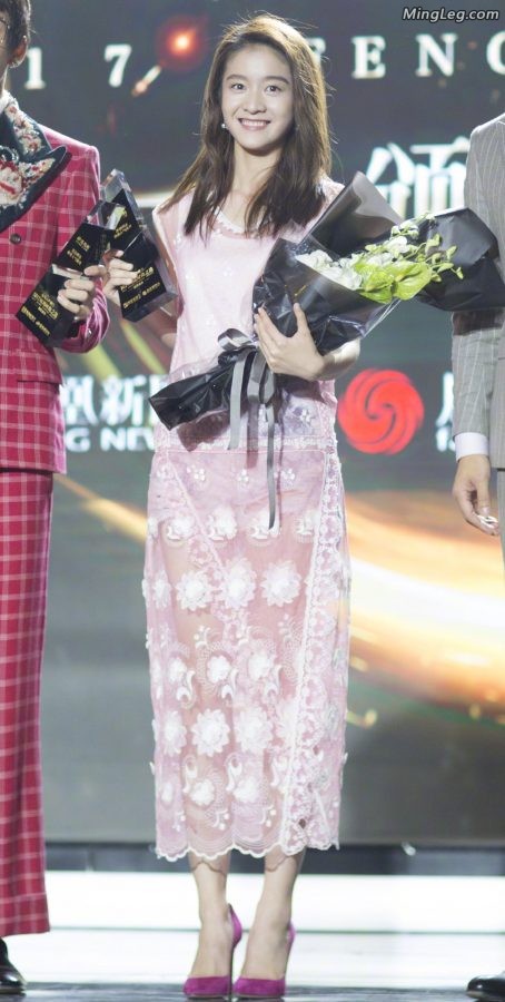张雪迎在家秀足后穿上高跟鞋参加颁奖礼（第4张/共4张）