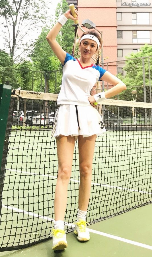 女老板尹峰网球场展示美腿不要放过她（第1张/共8张）