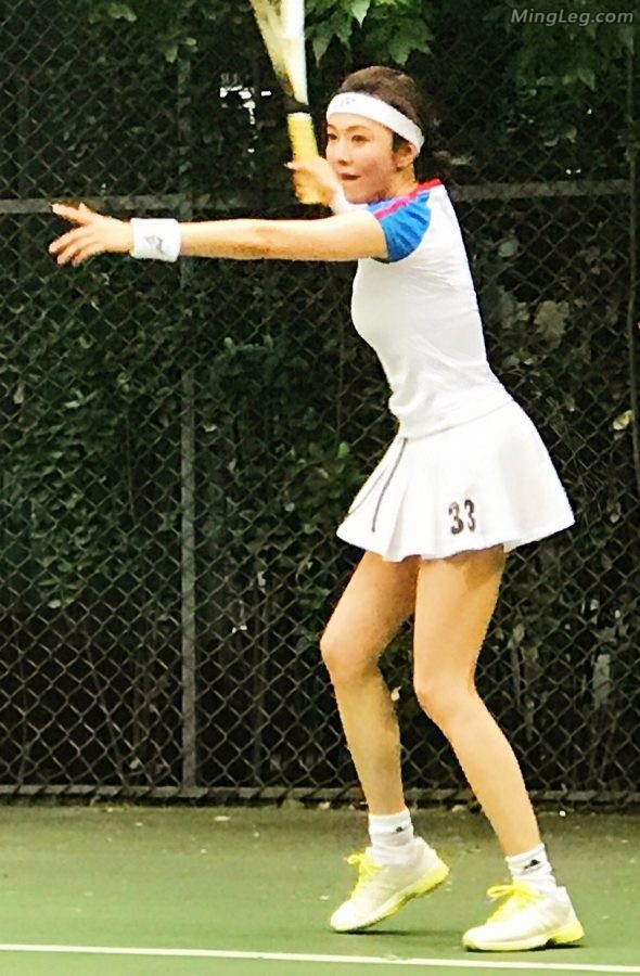 女老板尹峰网球场展示美腿不要放过她（第3张/共8张）