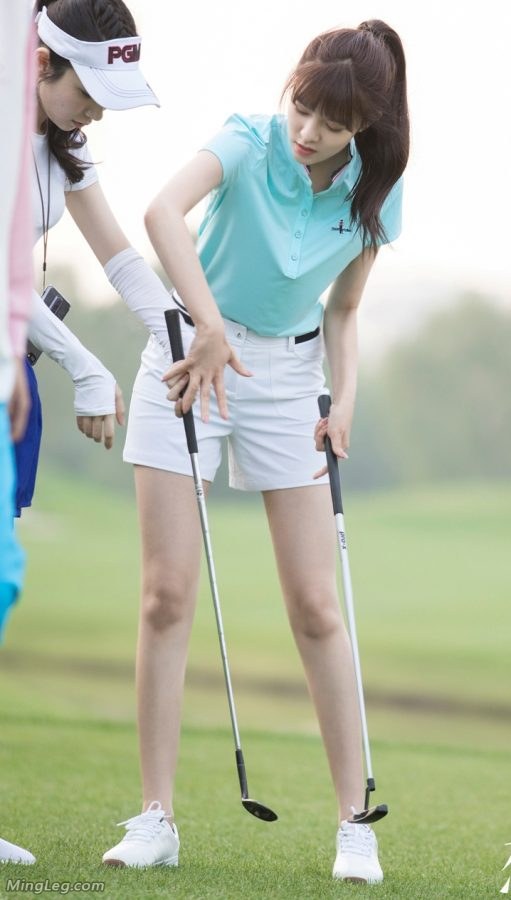宋妍霏玩高尔夫球的美腿少女（第1张/共2张）