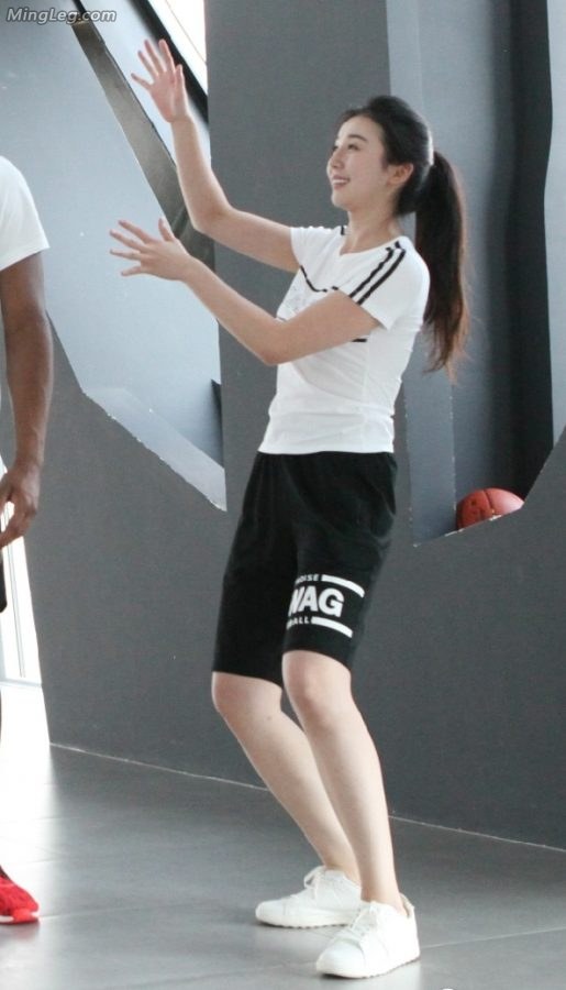 张曼源表演扣篮喜欢她白白的小腿（第2张/共2张）
