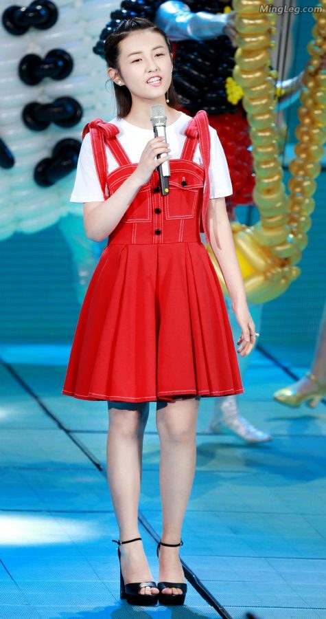 张子枫穿高跟鞋台上献唱还有两位美少女（第4张/共6张）