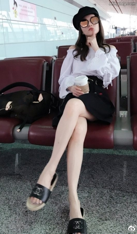 张韶涵在机场穿拖鞋翘二郎腿（第2张/共2张）