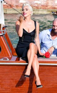 Lady Gaga在船上翘二郎腿卖弄风情（第1张/共13张）