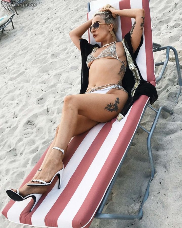 Lady Gaga海滩比基尼高跟鞋巨臀（第1张/共3张）