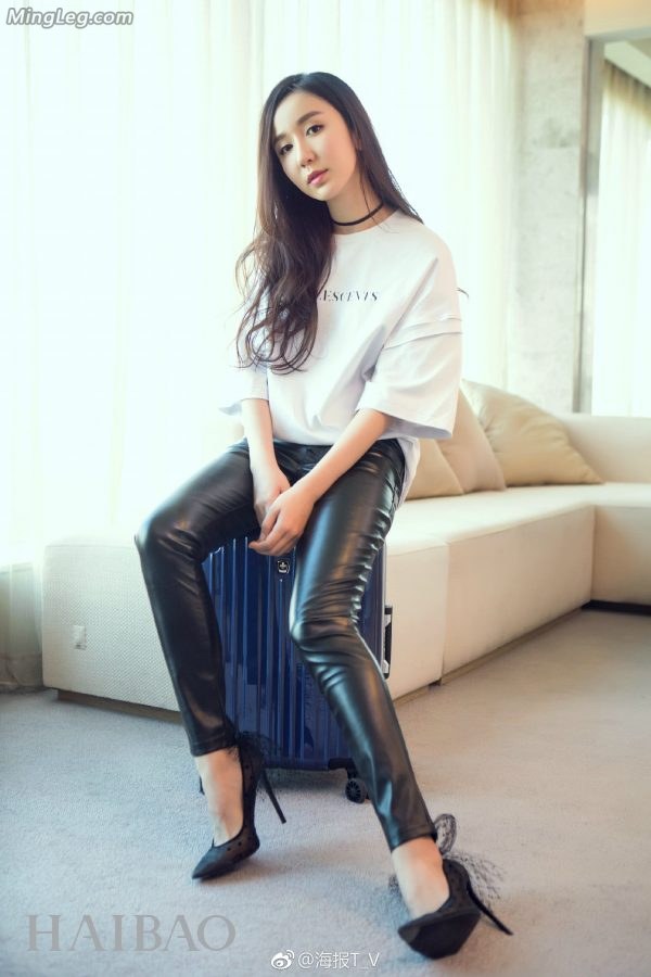 娄艺潇海报写真喜欢皮裤高跟那一套衣服（第1张/共13张）