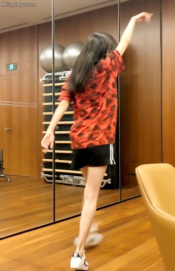 Angelababy穿运动鞋短裤排练舞蹈露美腿（第14张/共17张）