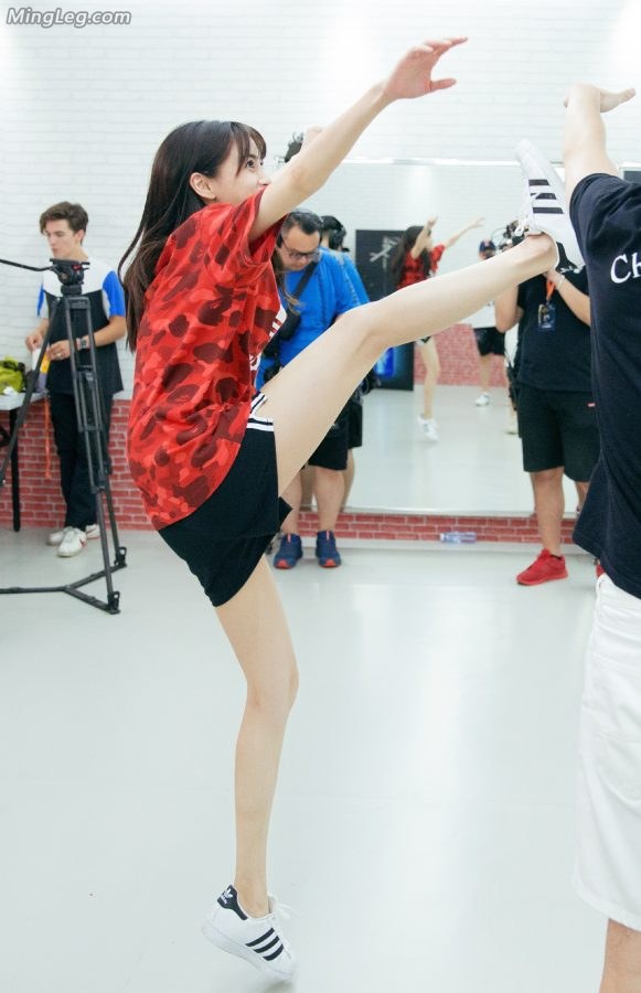 Angelababy穿运动鞋短裤排练舞蹈露美腿（第6张/共17张）