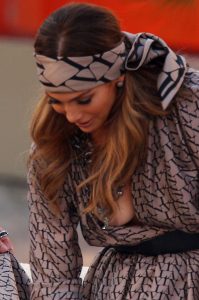 Jennifer Lopez俯身后风光无限好大的乳晕（第1张/共20张）