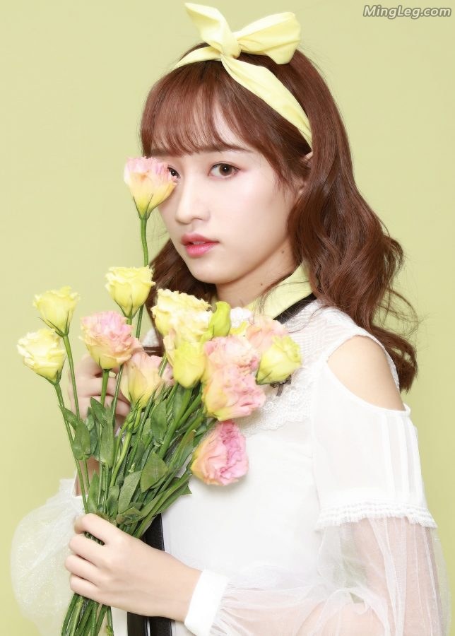 SNH48成员黄婷婷可爱少女系短裙玉腿写真（第5张/共7张）