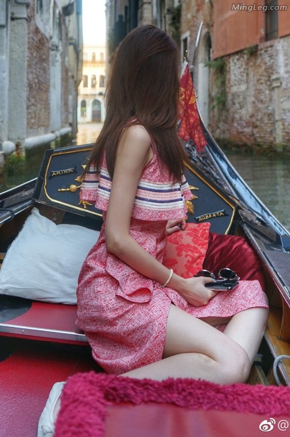 马凡舒穿小粉裙在威尼斯秀腿（第3张/共4张）