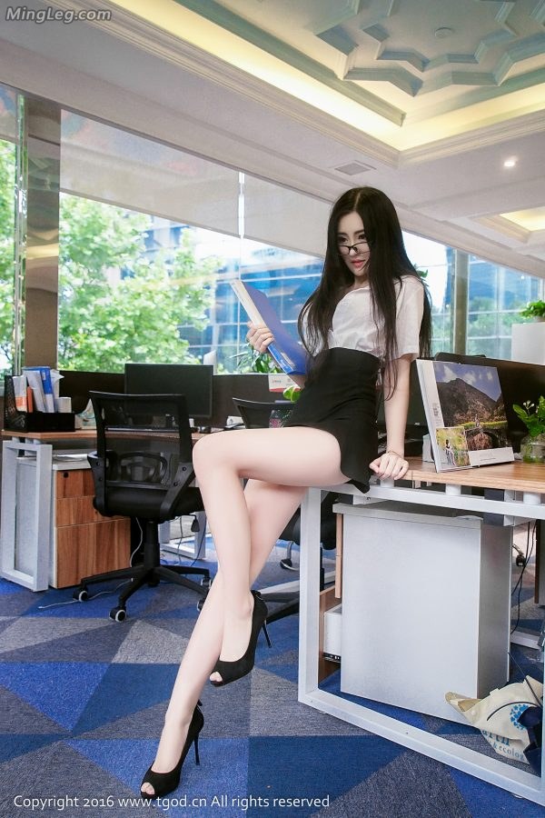 模特沈梦瑶在明媚的办公室里秀美好身材（第24张/共60张）