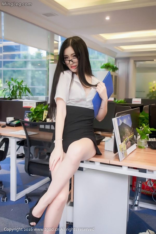 模特沈梦瑶在明媚的办公室里秀美好身材（第35张/共60张）