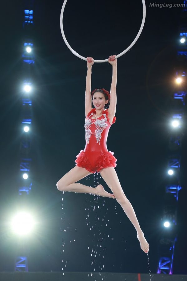 林志玲湿身表演水上芭蕾效果震撼的确真女神（第1张/共10张）