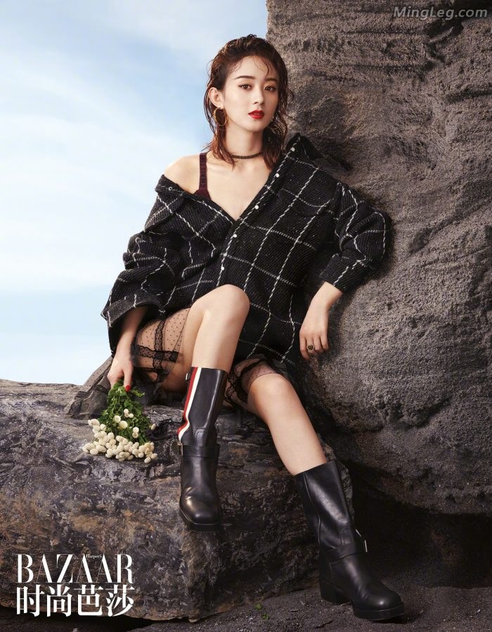 赵丽颖为时尚杂志拍写真在海边岩石上秀美腿玉足（第2张/共5张）