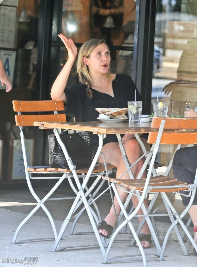 欧美明星街拍Elizabeth Olsen桌下的美腿（第7张/共8张）