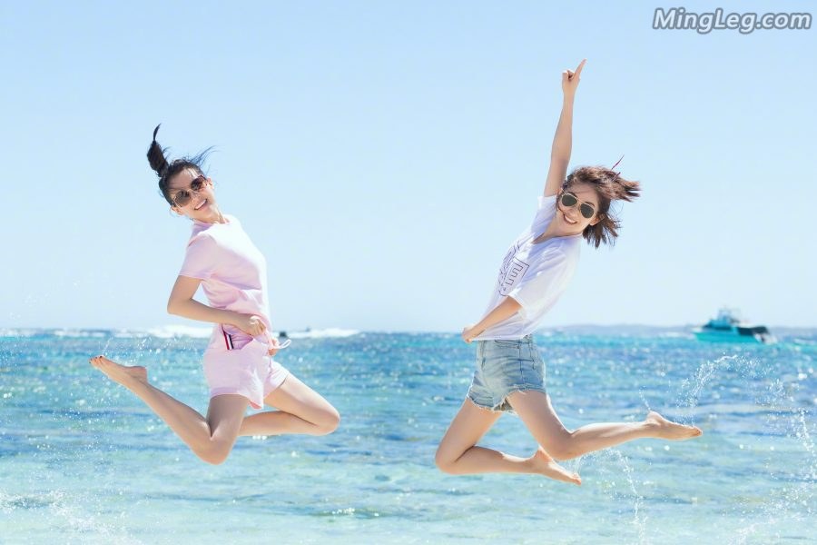 章子怡和谢娜两姐妹在海边秀美腿玉足（第1张/共7张）